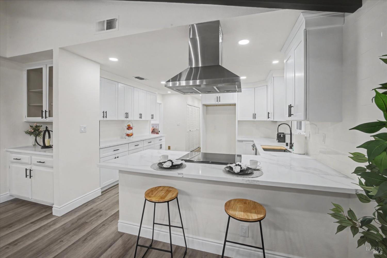 Detail Gallery Image 7 of 47 For 580 Yellowstone Dr, Vacaville,  CA 95687 - 3 Beds | 2/1 Baths