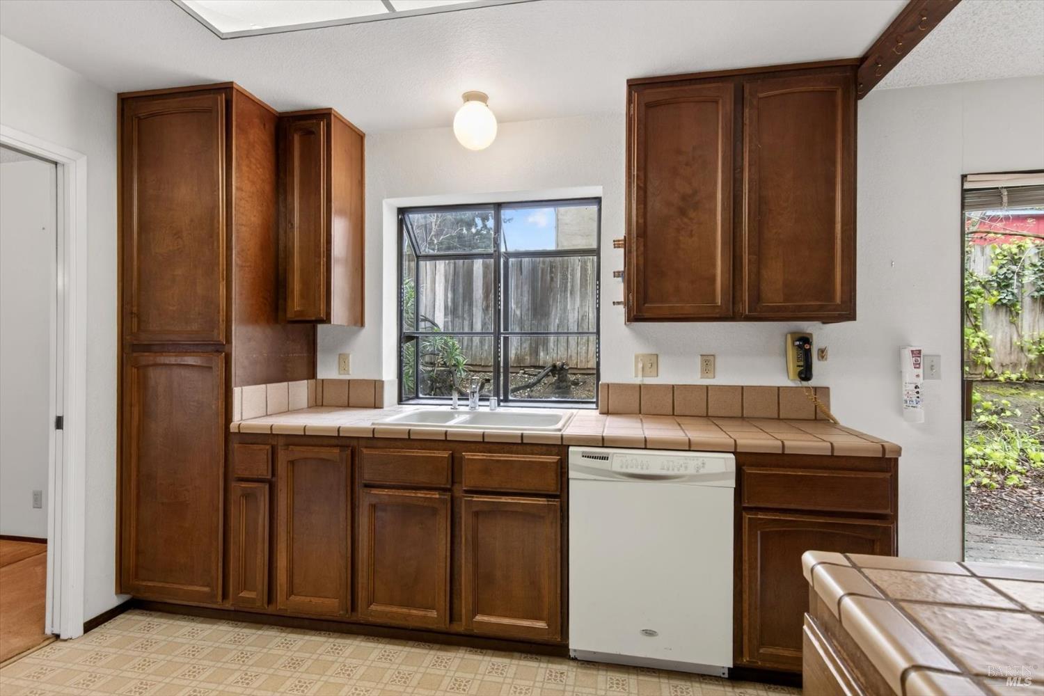 Detail Gallery Image 13 of 29 For 879 Oxford Way, Benicia,  CA 94510 - 4 Beds | 2 Baths