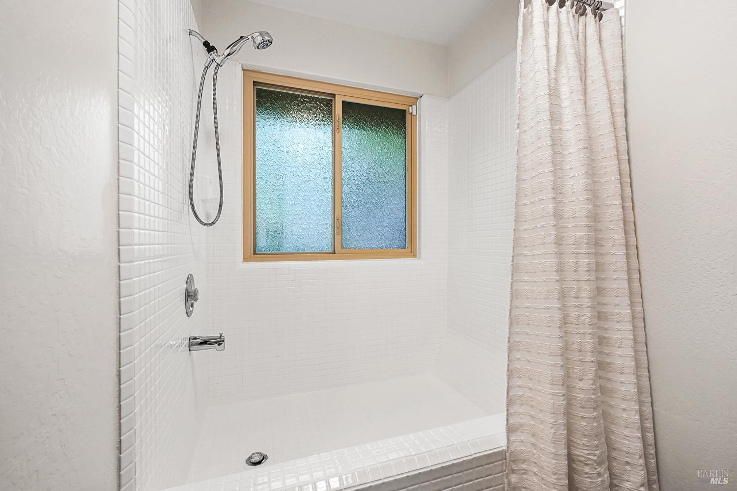 Detail Gallery Image 33 of 70 For 51 San Domingo Way, Novato,  CA 94945 - 4 Beds | 2/1 Baths