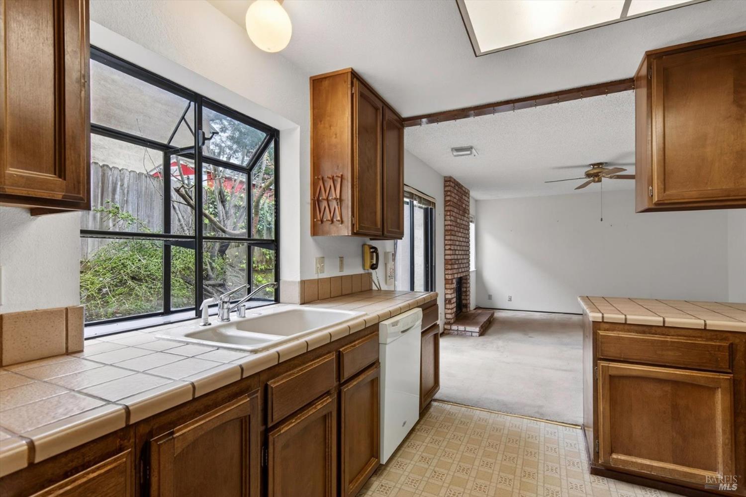 Detail Gallery Image 12 of 29 For 879 Oxford Way, Benicia,  CA 94510 - 4 Beds | 2 Baths