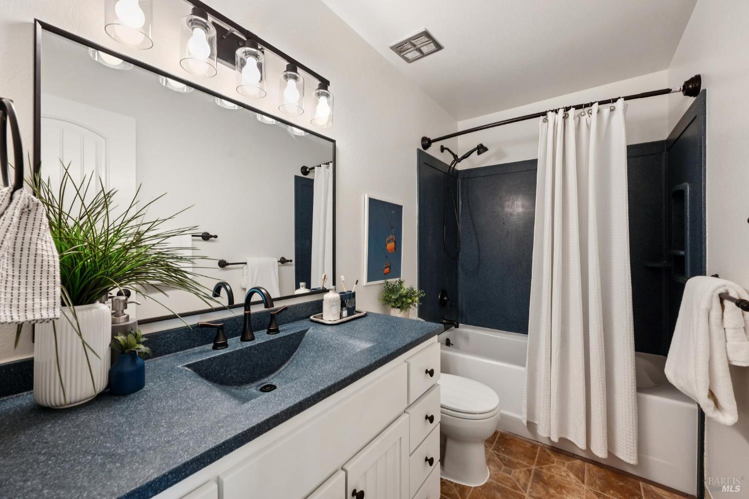 Detail Gallery Image 23 of 38 For 118 Oliva Ct #C,  Novato,  CA 94947 - 2 Beds | 1/1 Baths