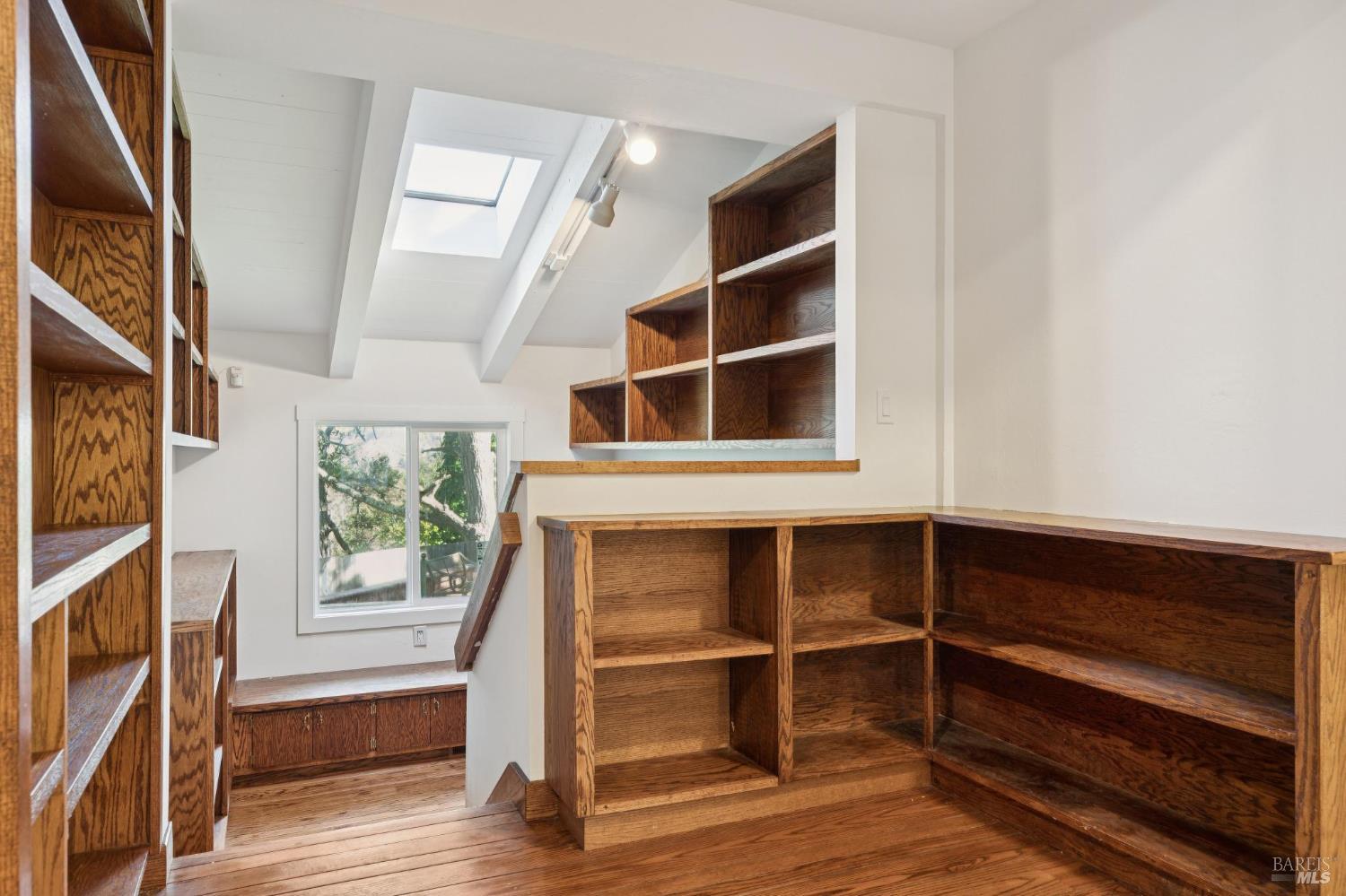 Detail Gallery Image 17 of 52 For 31 via Los Altos Unkn, Tiburon,  CA 94920 - 4 Beds | 3/1 Baths