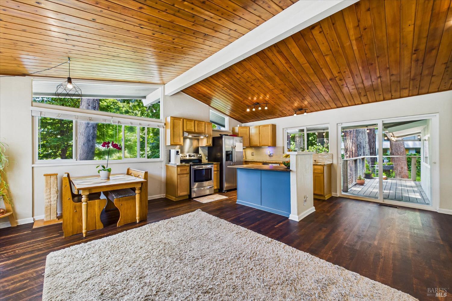 Detail Gallery Image 8 of 31 For 2305 Harris St, Eureka,  CA 95503 - 3 Beds | 2 Baths