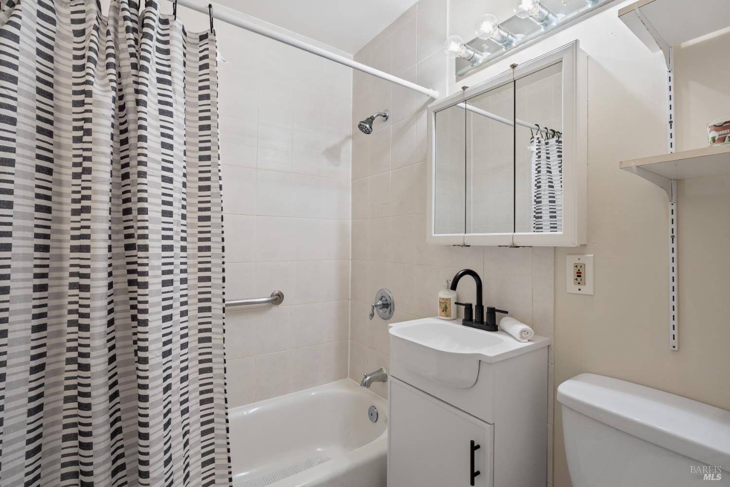 Detail Gallery Image 16 of 26 For 265 Oak Manor Dr, Ukiah,  CA 95482 - 3 Beds | 1/1 Baths