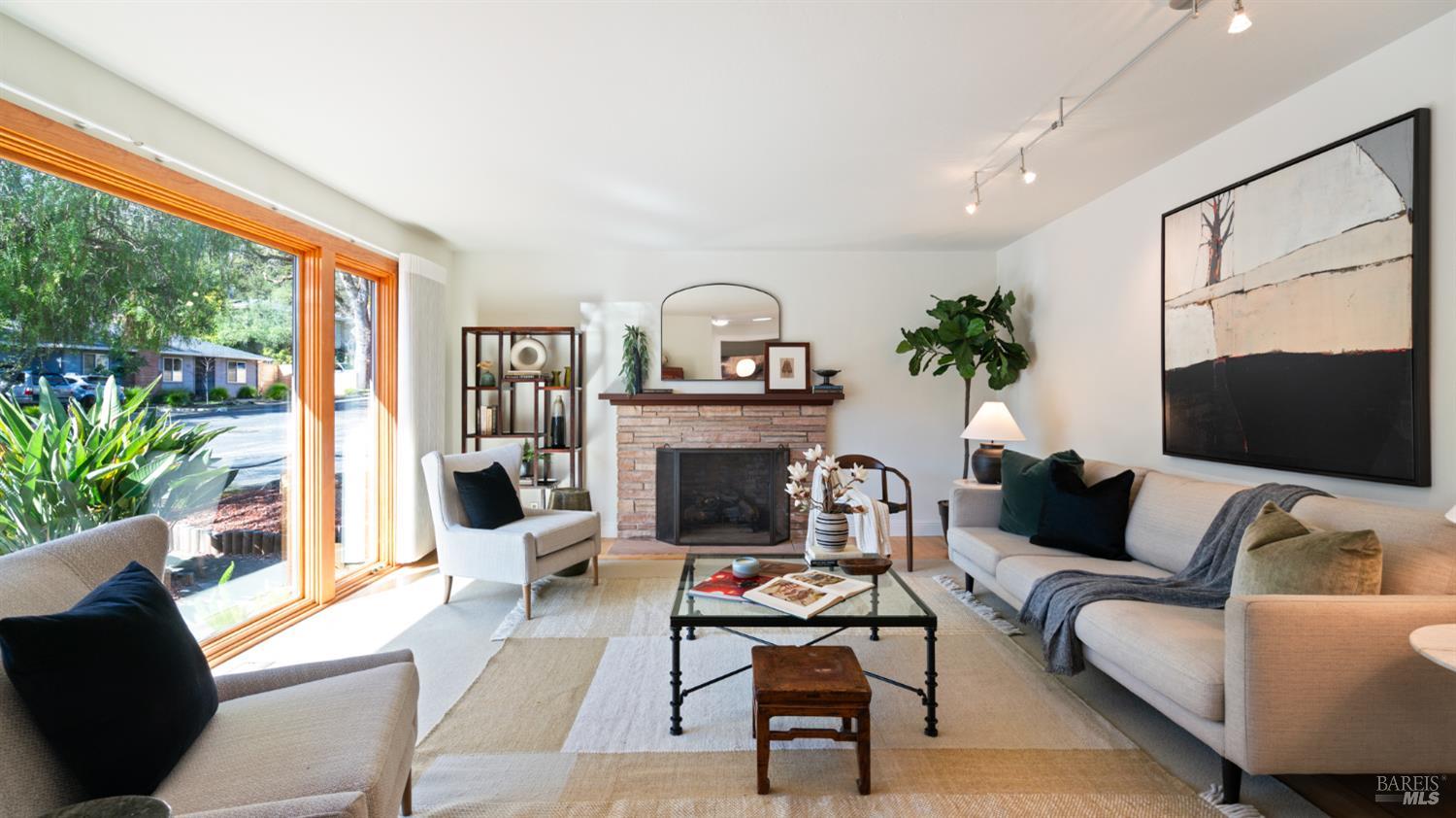 Detail Gallery Image 4 of 51 For 118 Marinda Dr, Fairfax,  CA 94930 - 3 Beds | 2 Baths