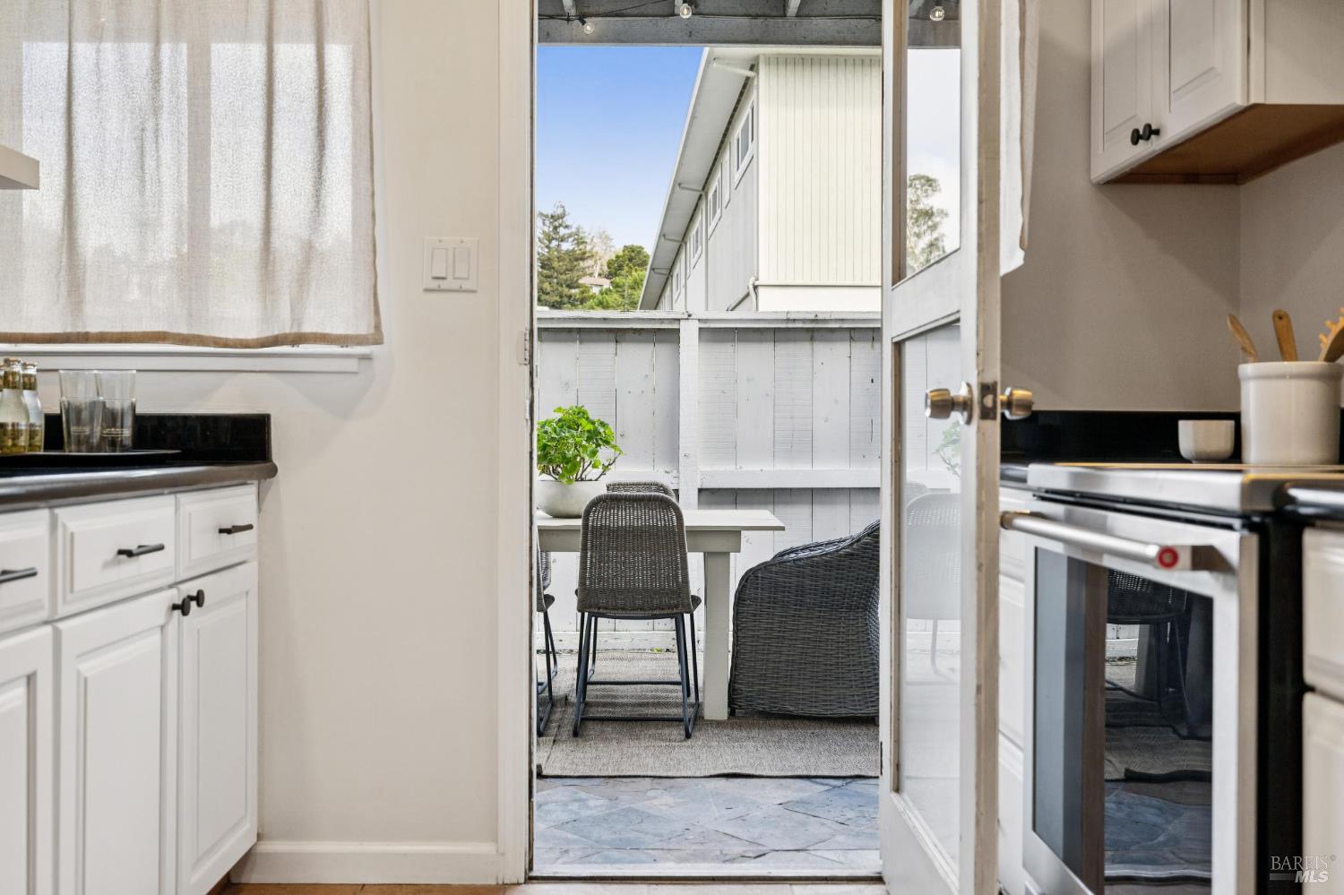 Detail Gallery Image 12 of 31 For 61 Pixley Ave #2,  Corte Madera,  CA 94925 - 2 Beds | 1 Baths