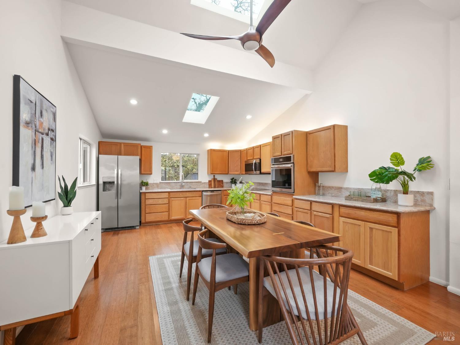 Detail Gallery Image 10 of 27 For 16 Cherry Hill Ln, Novato,  CA 94945 - 2 Beds | 2 Baths