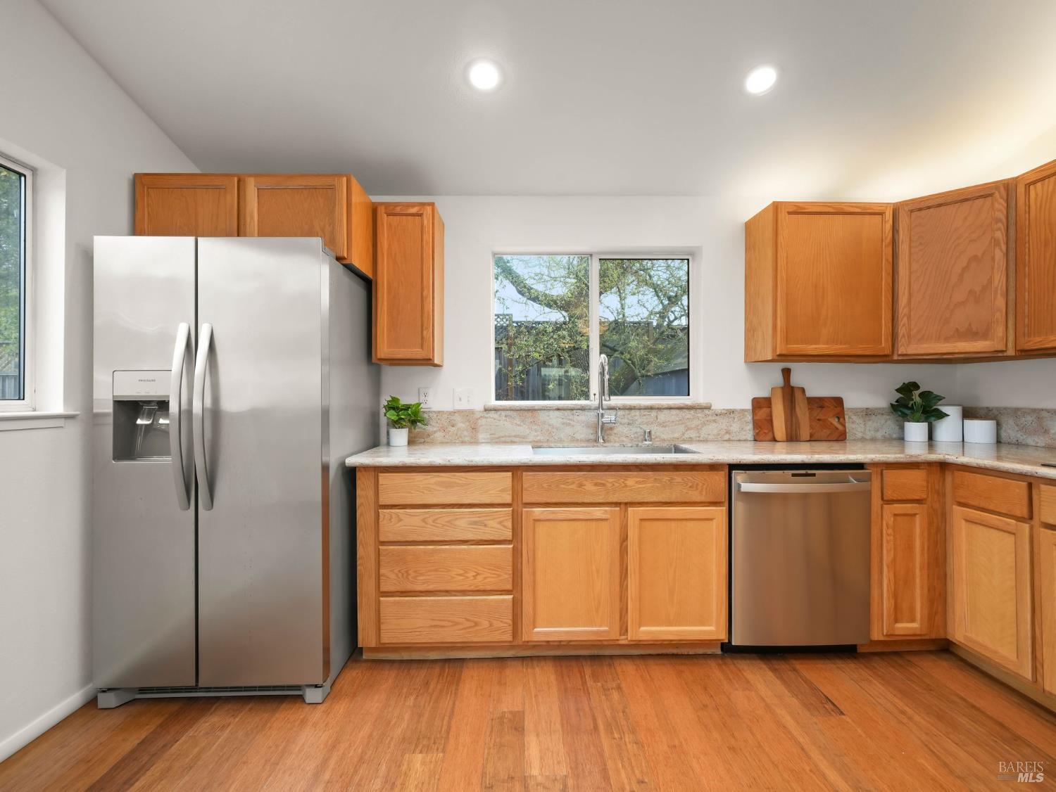 Detail Gallery Image 11 of 27 For 16 Cherry Hill Ln, Novato,  CA 94945 - 2 Beds | 2 Baths