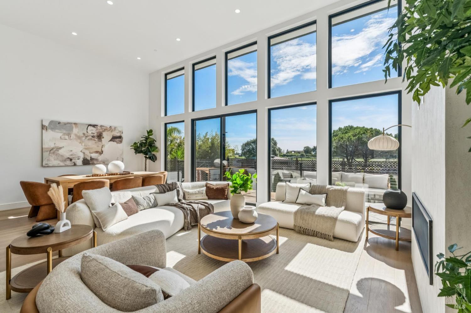 Detail Gallery Image 23 of 81 For 39 Strawberry Cir, Mill Valley,  CA 94941 - 4 Beds | 4 Baths