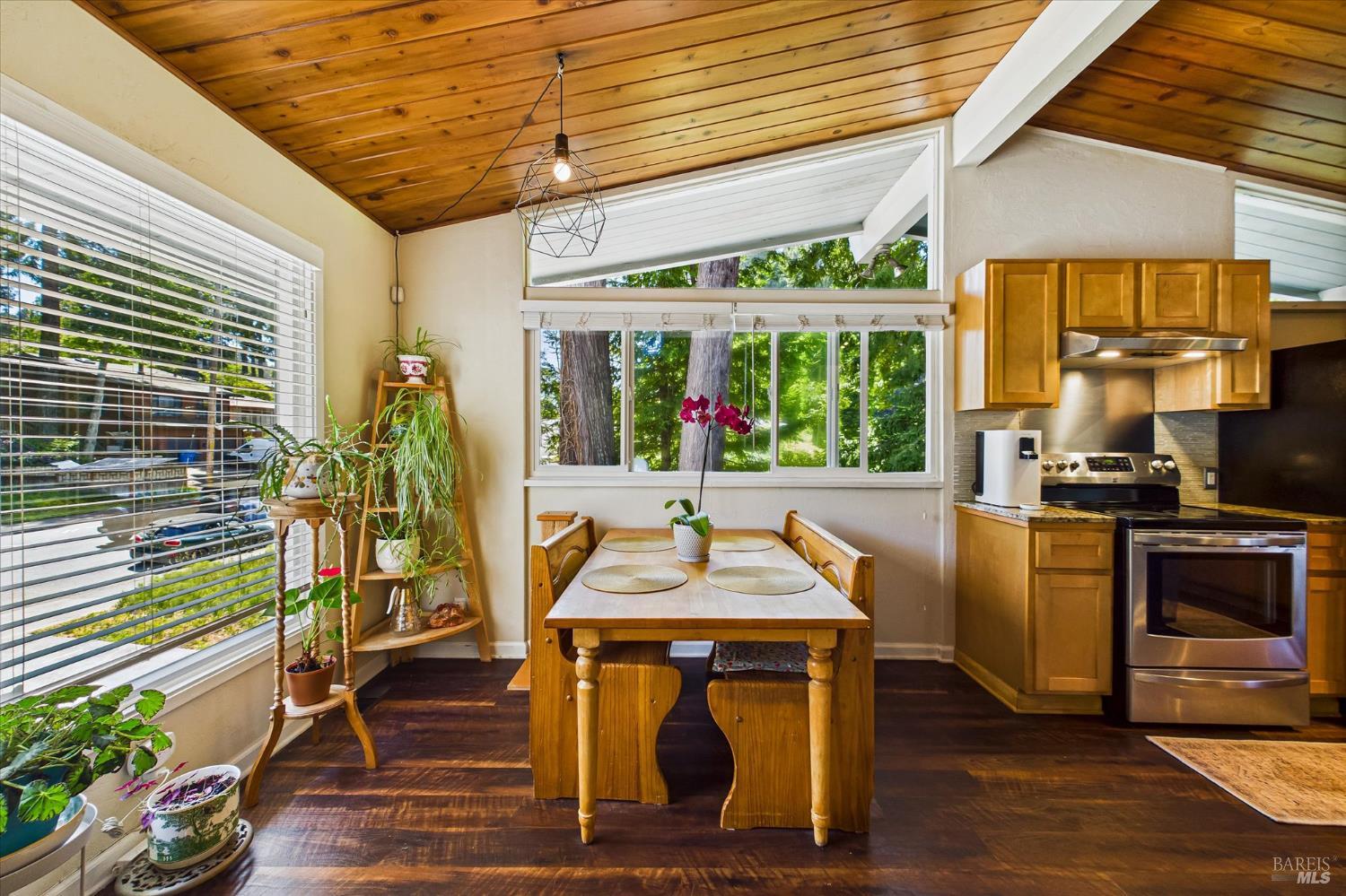 Detail Gallery Image 10 of 31 For 2305 Harris St, Eureka,  CA 95503 - 3 Beds | 2 Baths