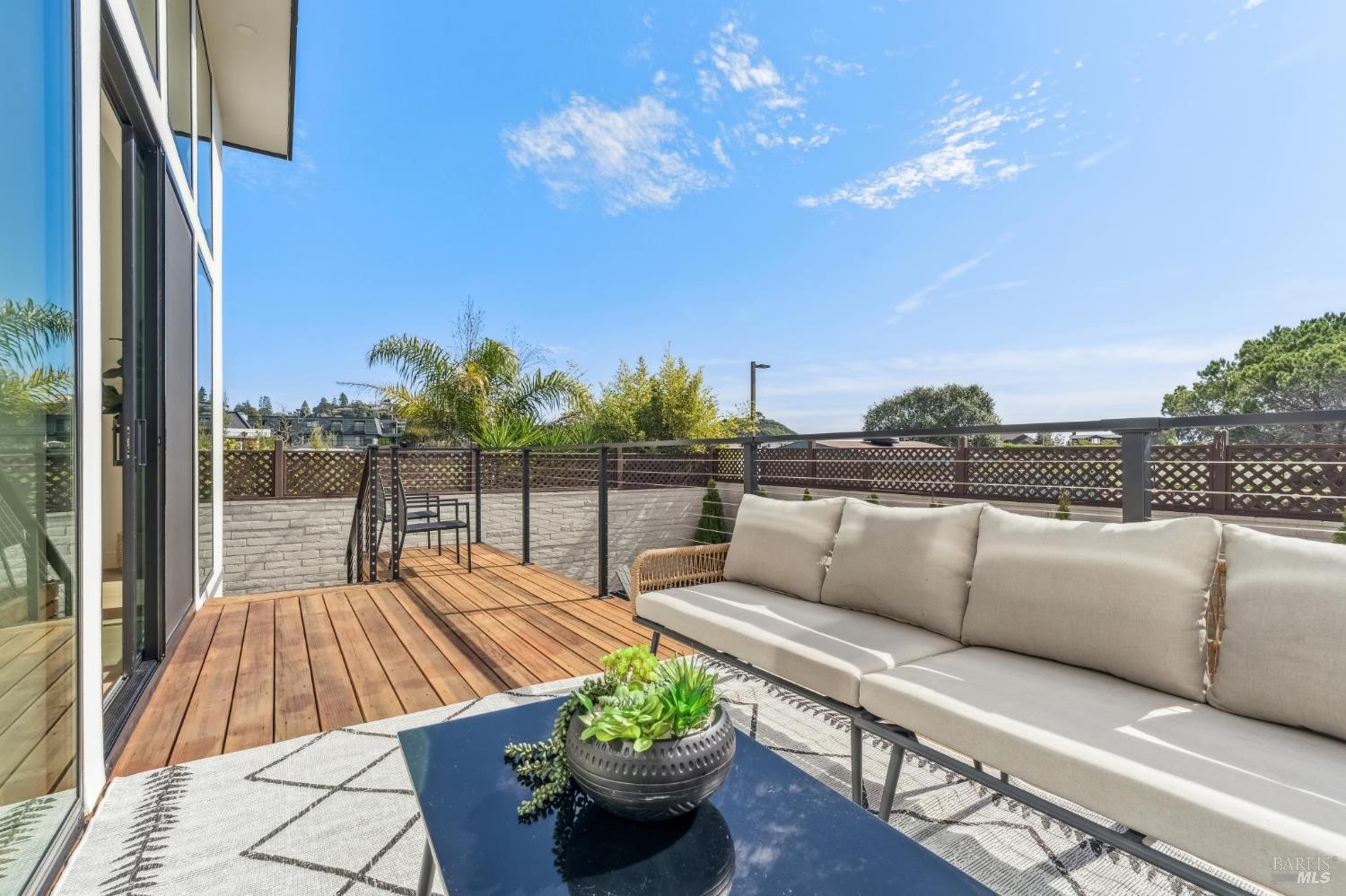 Detail Gallery Image 29 of 81 For 39 Strawberry Cir, Mill Valley,  CA 94941 - 4 Beds | 4 Baths