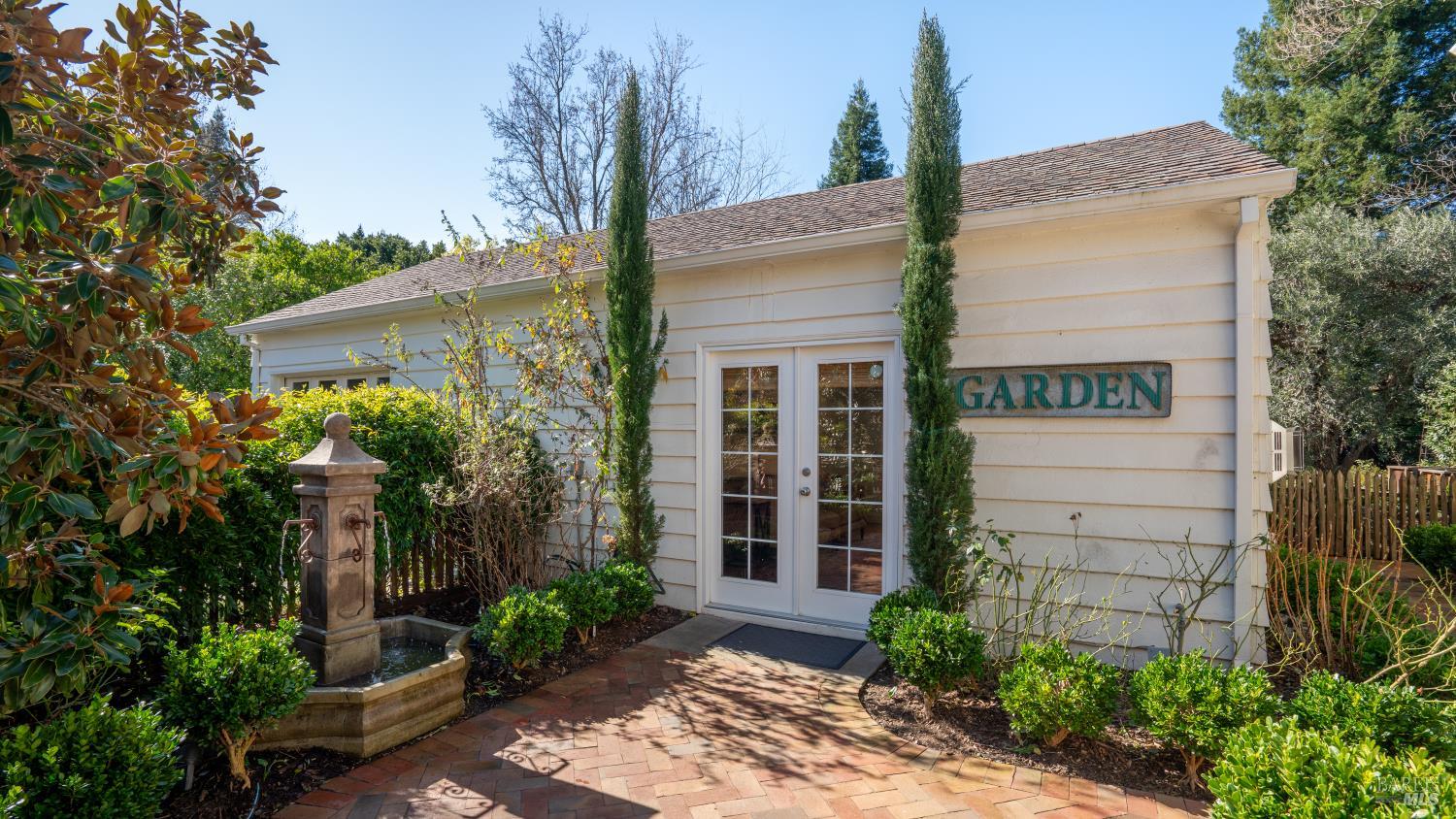 Detail Gallery Image 23 of 30 For 699 Grove St, Healdsburg,  CA 95448 - 4 Beds | 3 Baths