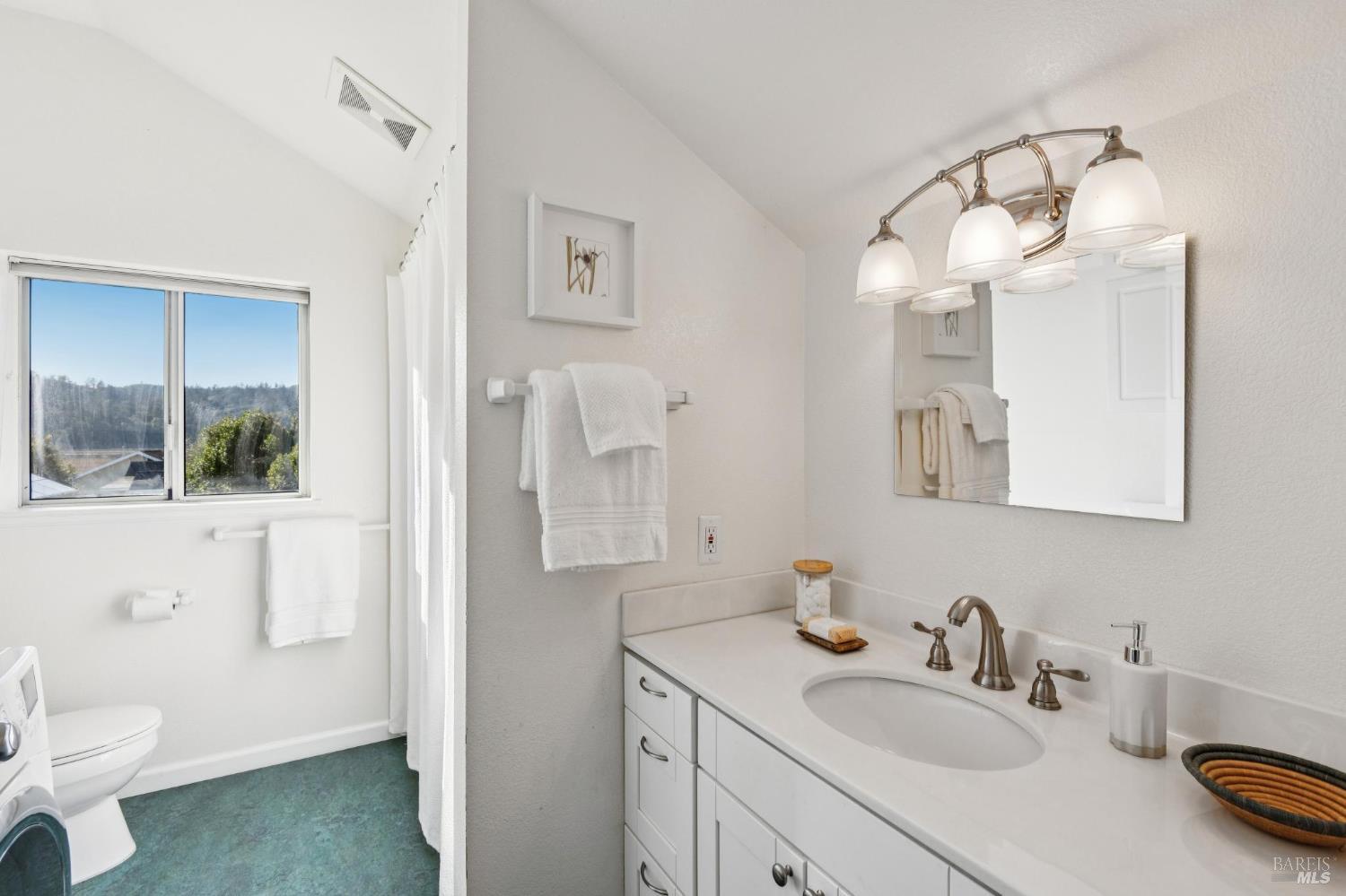 Detail Gallery Image 14 of 28 For 700 B St, Point Reyes Station,  CA 94956 - 3 Beds | 1/1 Baths