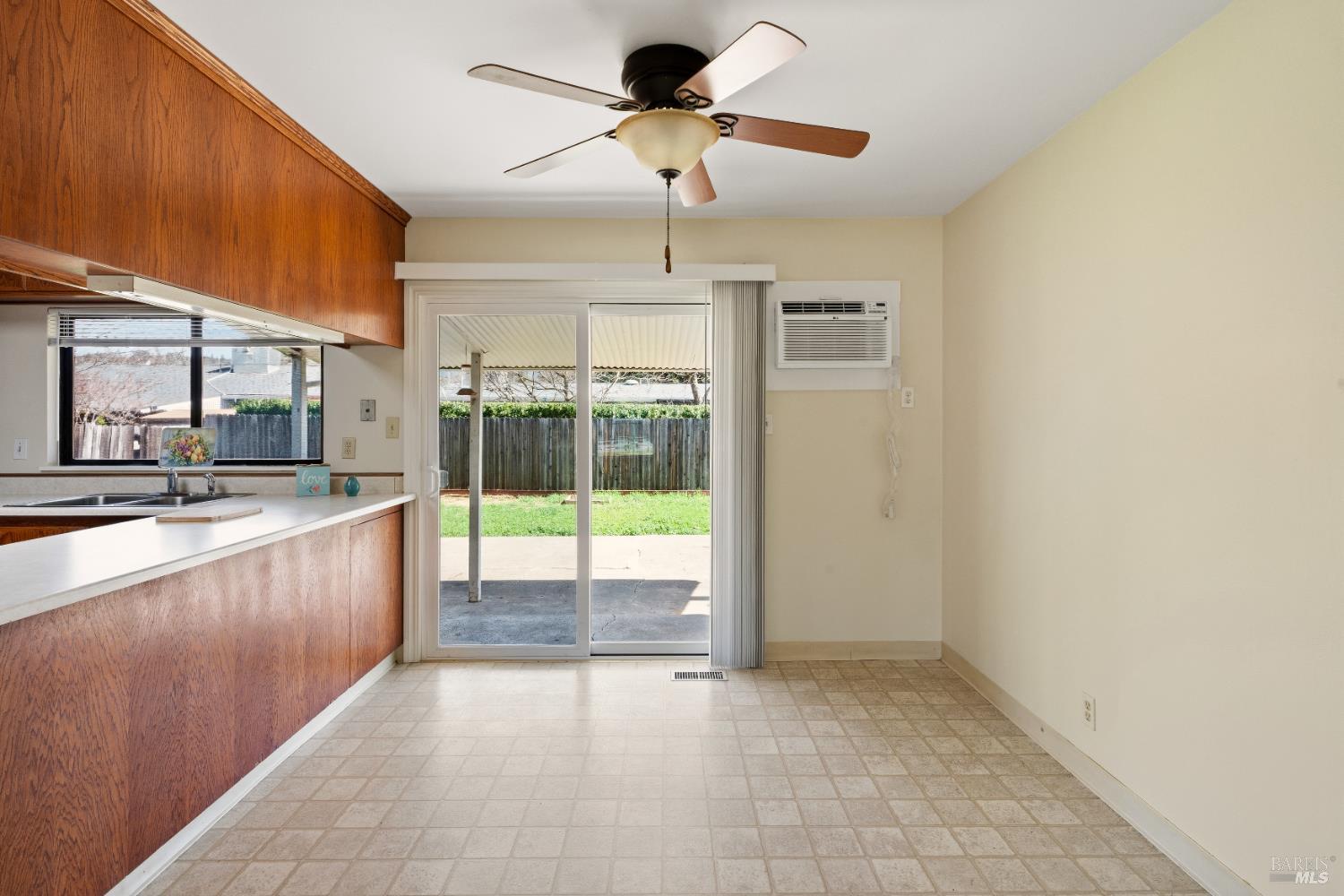 Detail Gallery Image 6 of 26 For 265 Oak Manor Dr, Ukiah,  CA 95482 - 3 Beds | 1/1 Baths