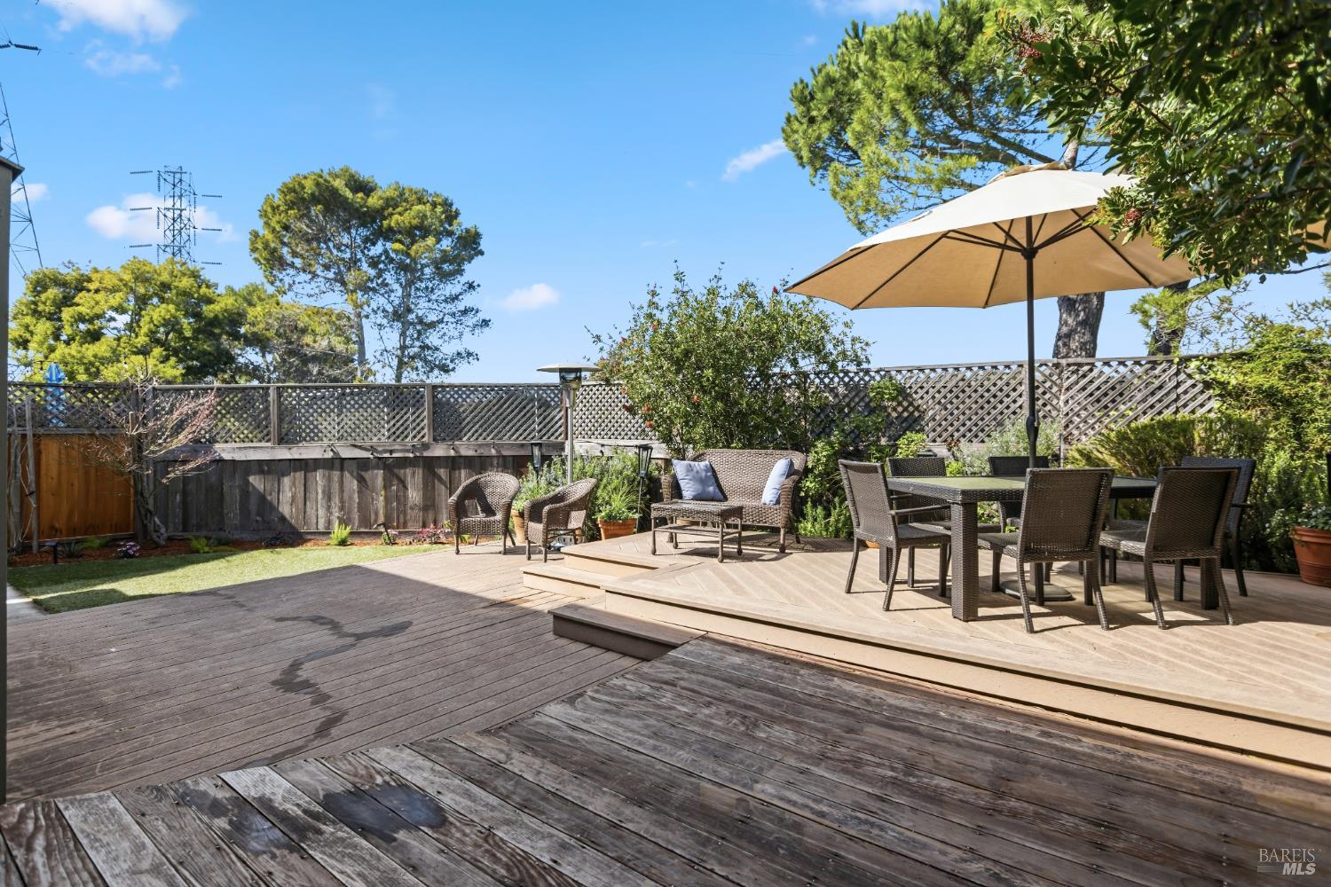 Detail Gallery Image 25 of 28 For 14 Portsmouth Cv, San Rafael,  CA 94901 - 3 Beds | 2/1 Baths