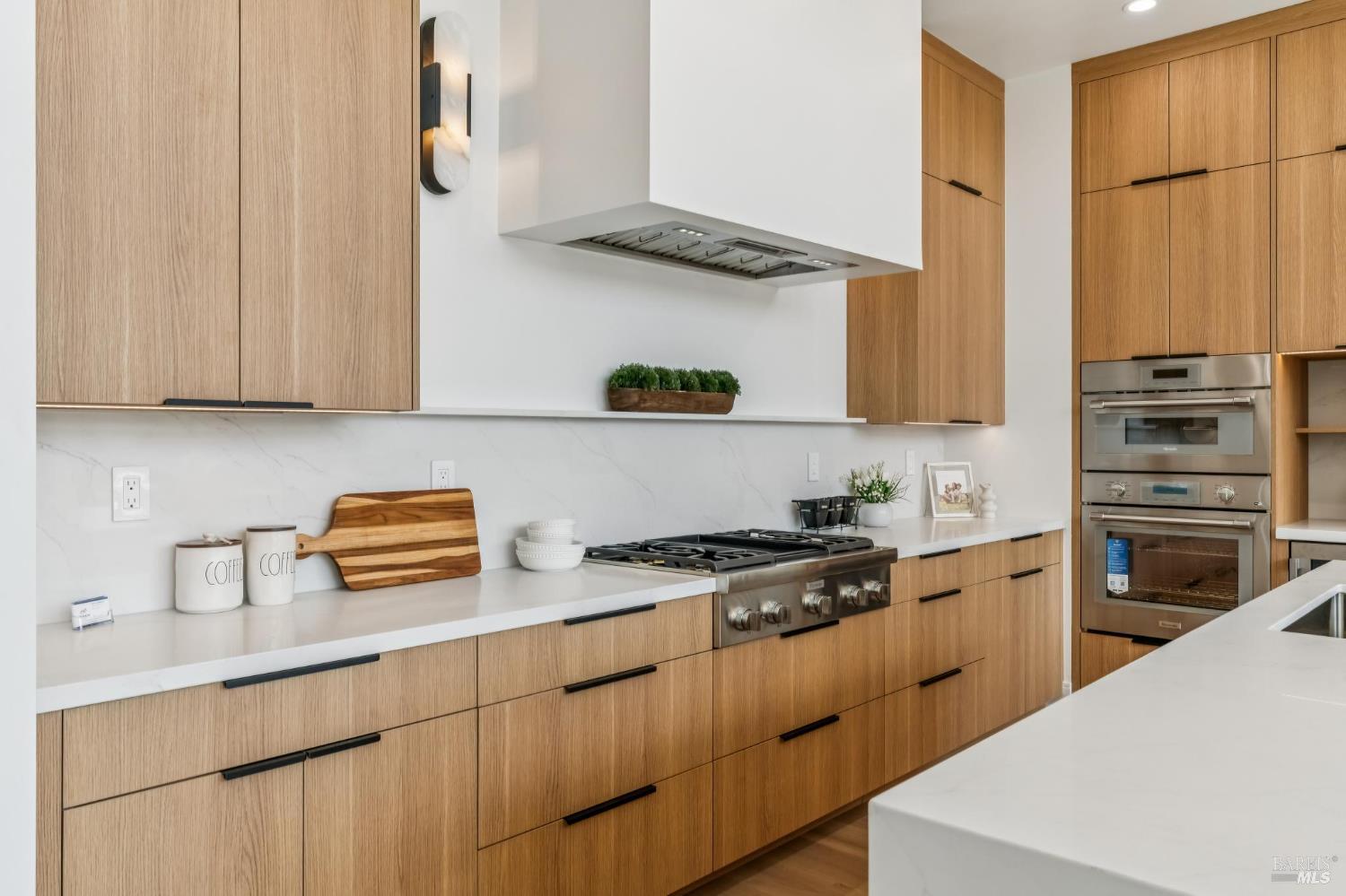 Detail Gallery Image 14 of 81 For 39 Strawberry Cir, Mill Valley,  CA 94941 - 4 Beds | 4 Baths