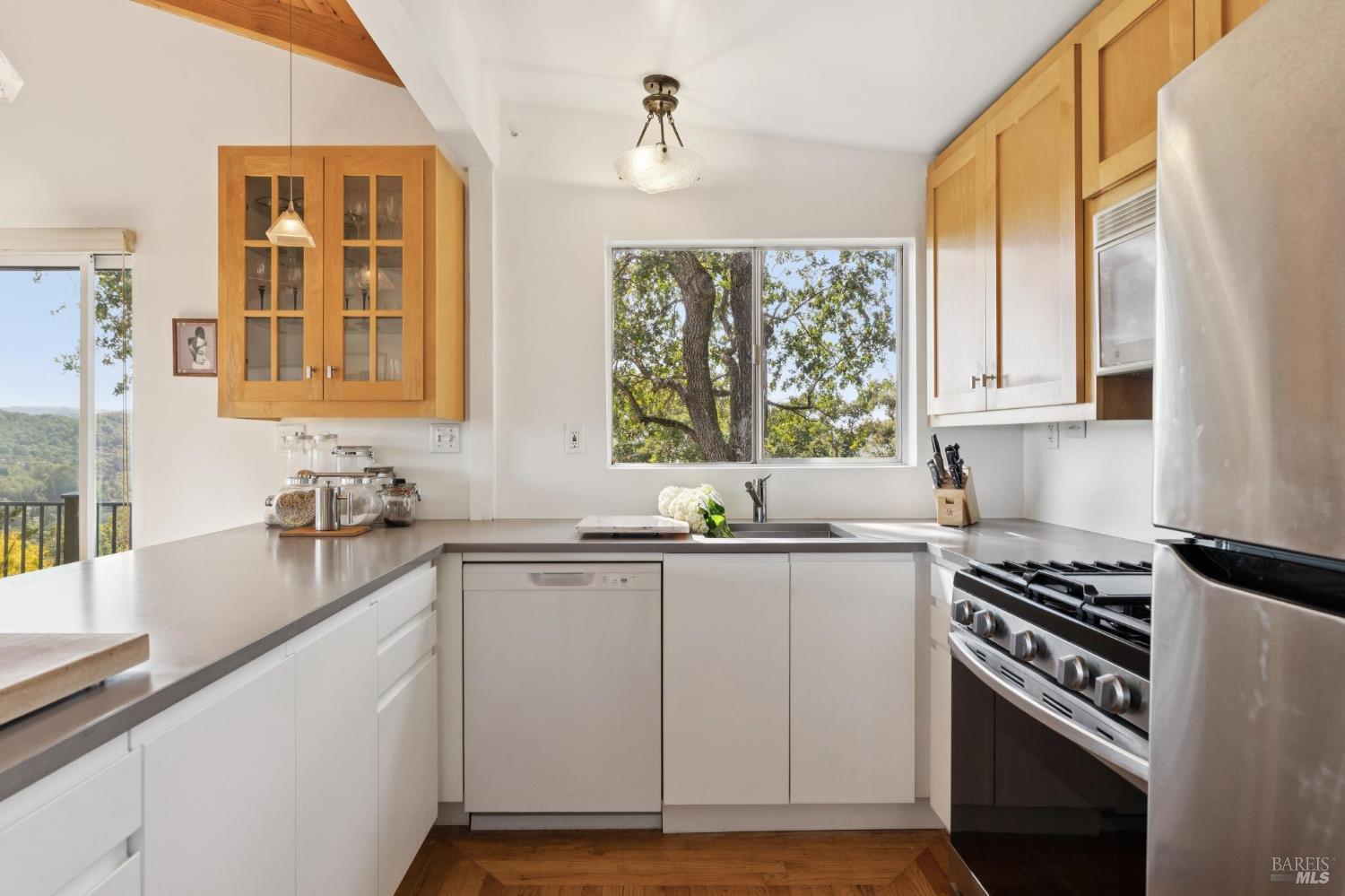 Detail Gallery Image 6 of 29 For 569 Sequoia Dr, San Anselmo,  CA 94960 - 2 Beds | 1 Baths