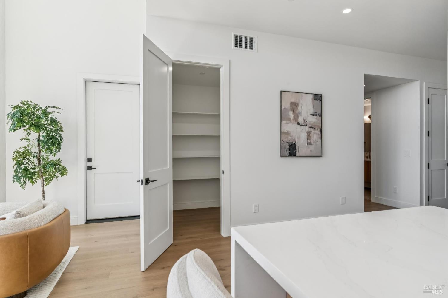 Detail Gallery Image 19 of 81 For 39 Strawberry Cir, Mill Valley,  CA 94941 - 4 Beds | 4 Baths