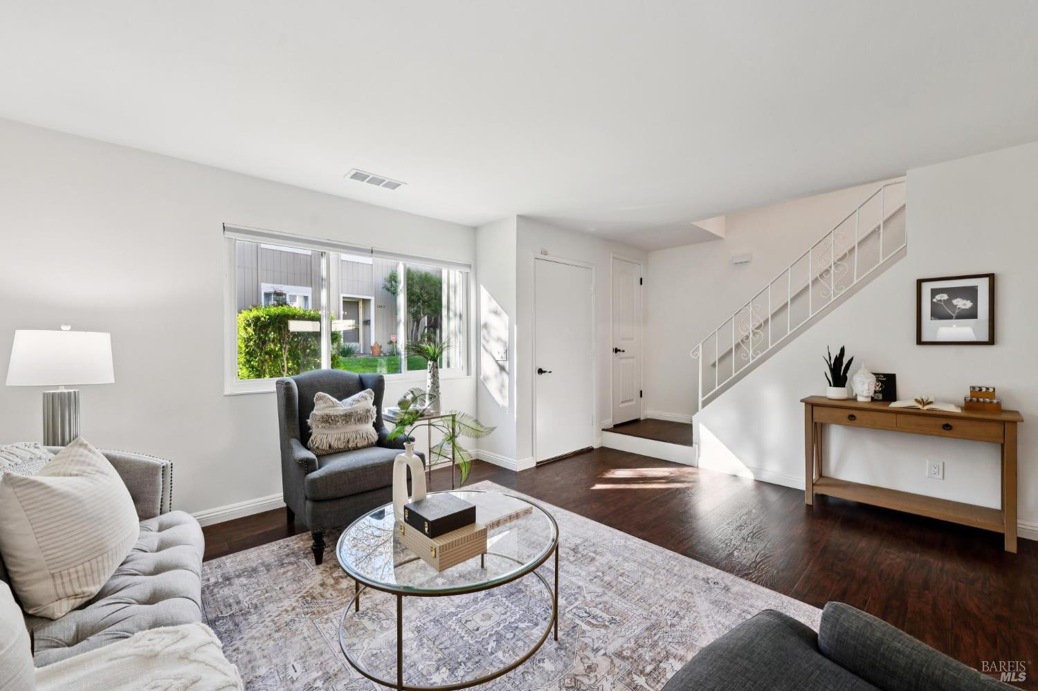 Detail Gallery Image 4 of 38 For 118 Oliva Ct #C,  Novato,  CA 94947 - 2 Beds | 1/1 Baths