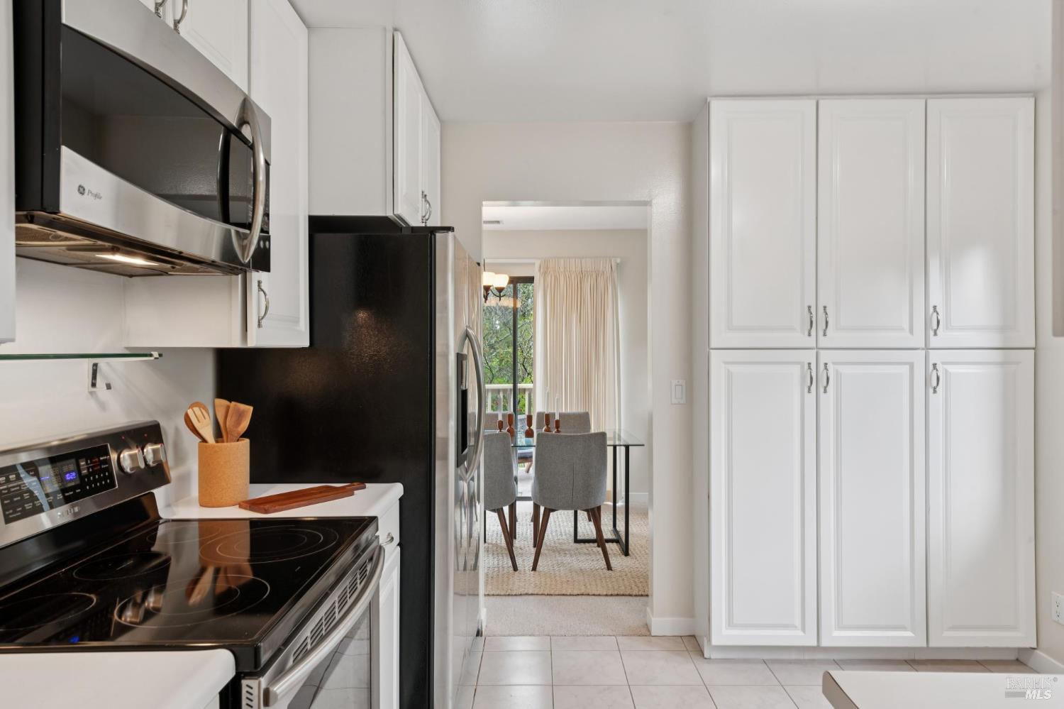 Detail Gallery Image 9 of 36 For 3 Fielding Cir, Mill Valley,  CA 94941 - 2 Beds | 2 Baths