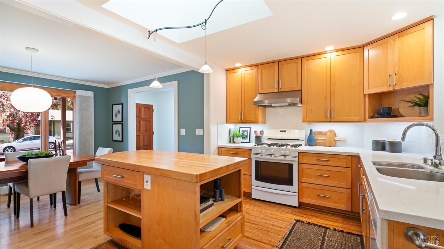 Detail Gallery Image 12 of 51 For 118 Marinda Dr, Fairfax,  CA 94930 - 3 Beds | 2 Baths