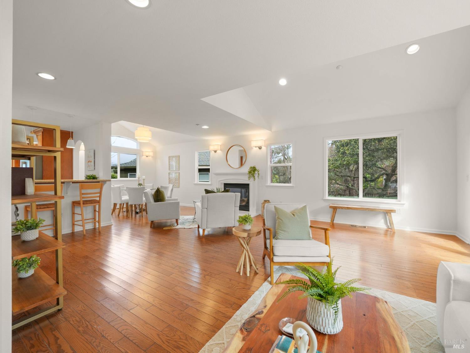 Detail Gallery Image 14 of 46 For 15 Cherry Hill Ln, Novato,  CA 94945 - 3 Beds | 2/1 Baths