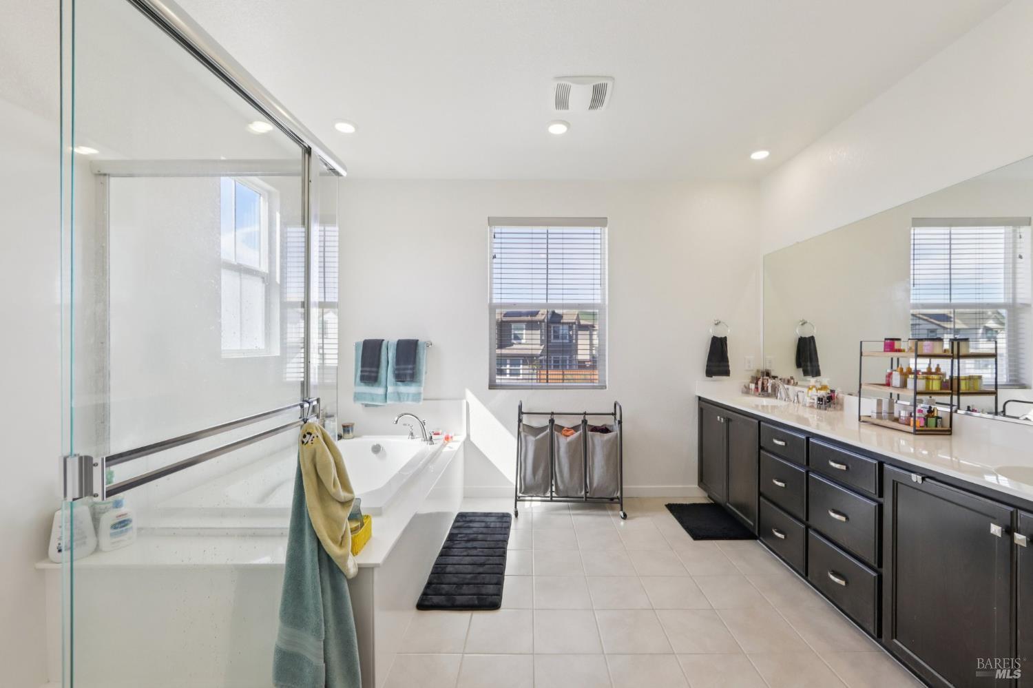 Detail Gallery Image 23 of 54 For 2464 Lake Club Dr, Fairfield,  CA 94533 - 4 Beds | 3/1 Baths