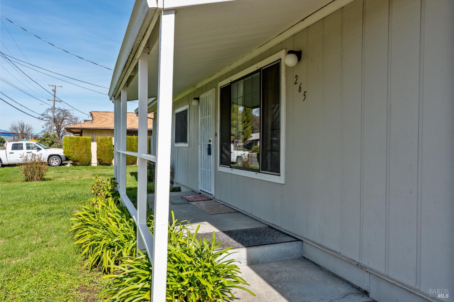 Detail Gallery Image 3 of 26 For 265 Oak Manor Dr, Ukiah,  CA 95482 - 3 Beds | 1/1 Baths
