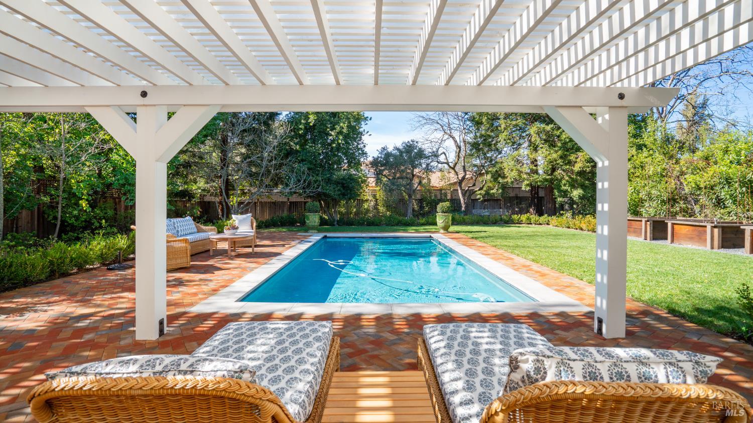 Detail Gallery Image 25 of 30 For 699 Grove St, Healdsburg,  CA 95448 - 4 Beds | 3 Baths