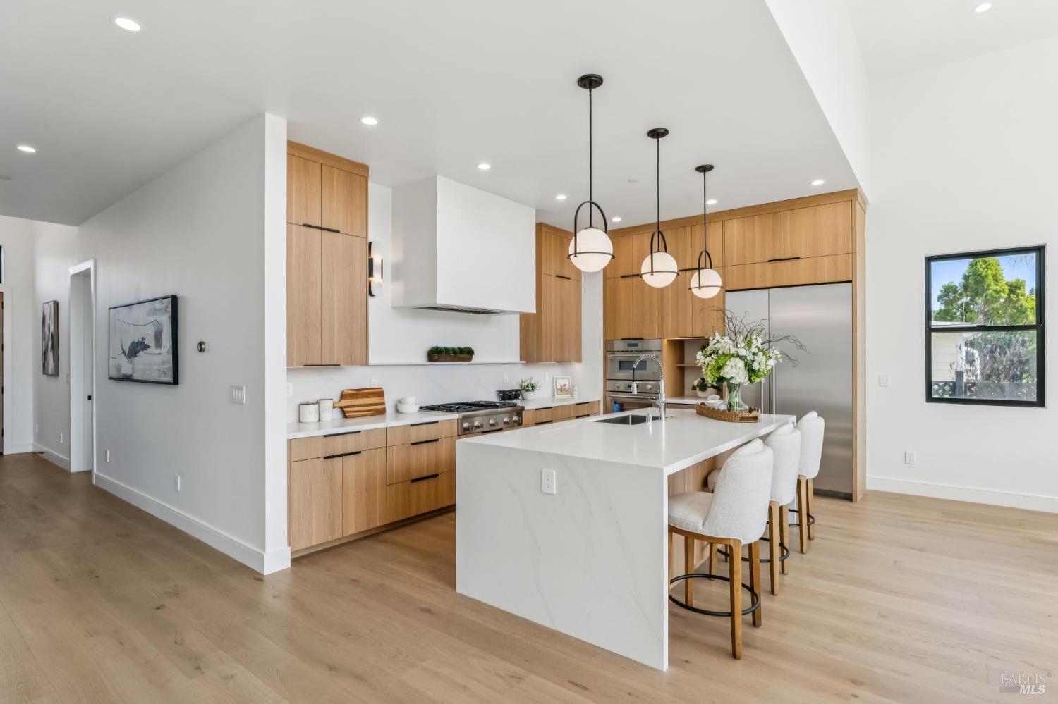 Detail Gallery Image 13 of 81 For 39 Strawberry Cir, Mill Valley,  CA 94941 - 4 Beds | 4 Baths