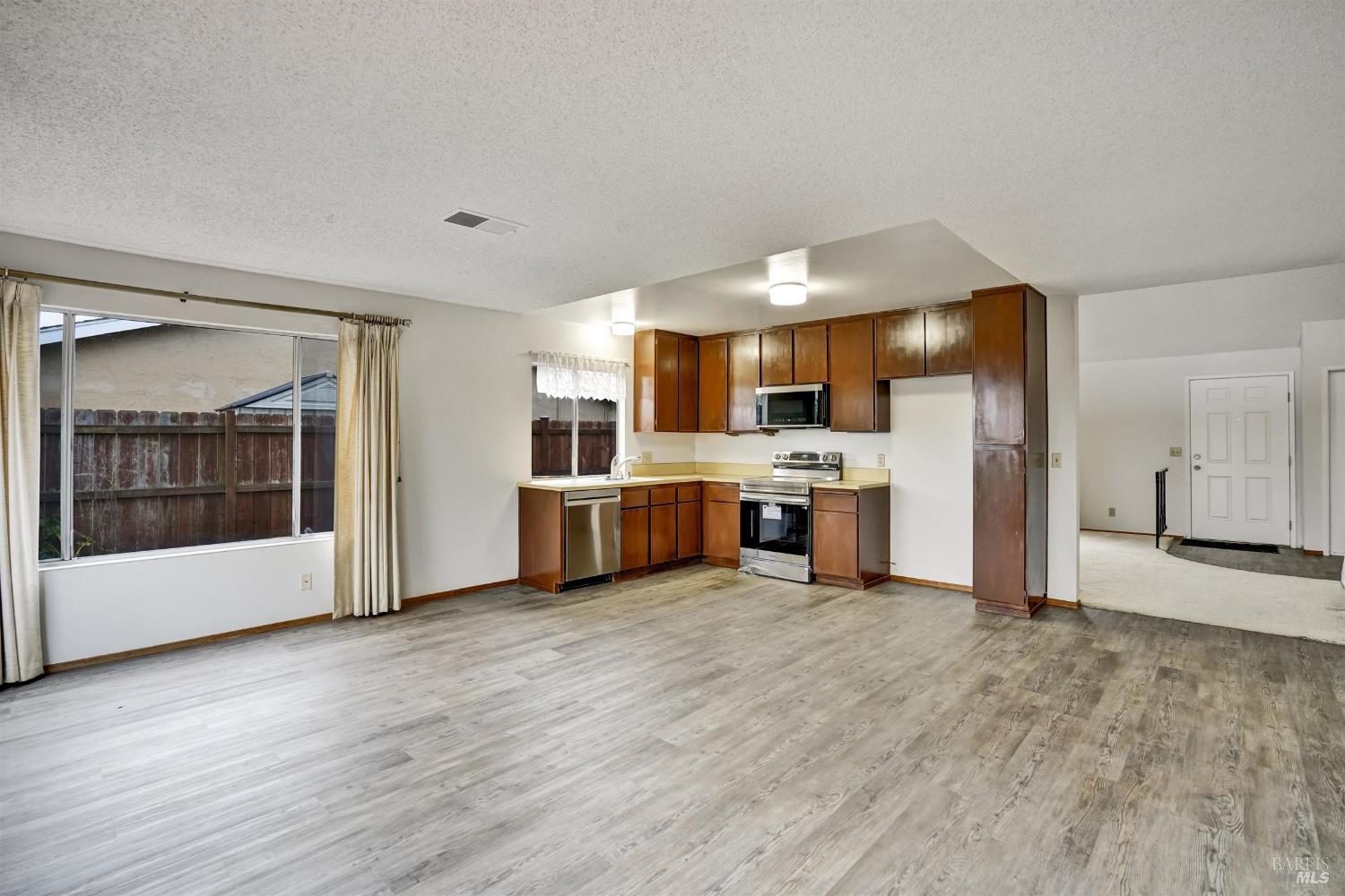 Detail Gallery Image 13 of 41 For 97 Carlisle Way, Benicia,  CA 94510 - 4 Beds | 3 Baths