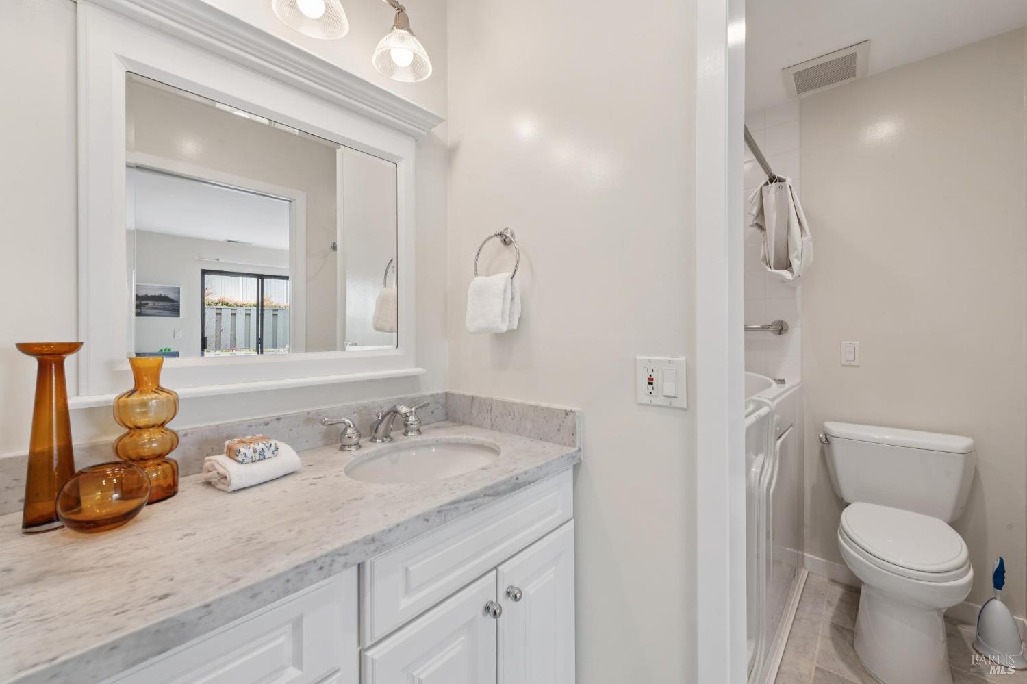 Detail Gallery Image 14 of 36 For 3 Fielding Cir, Mill Valley,  CA 94941 - 2 Beds | 2 Baths