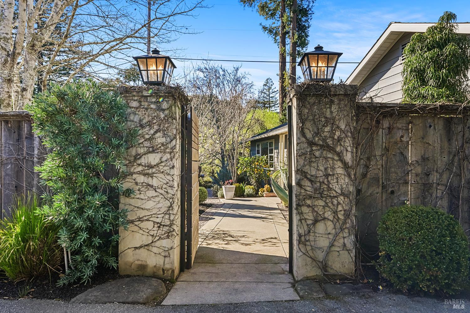 Detail Gallery Image 3 of 90 For 99 Fawn Dr, San Anselmo,  CA 94960 - 4 Beds | 4 Baths