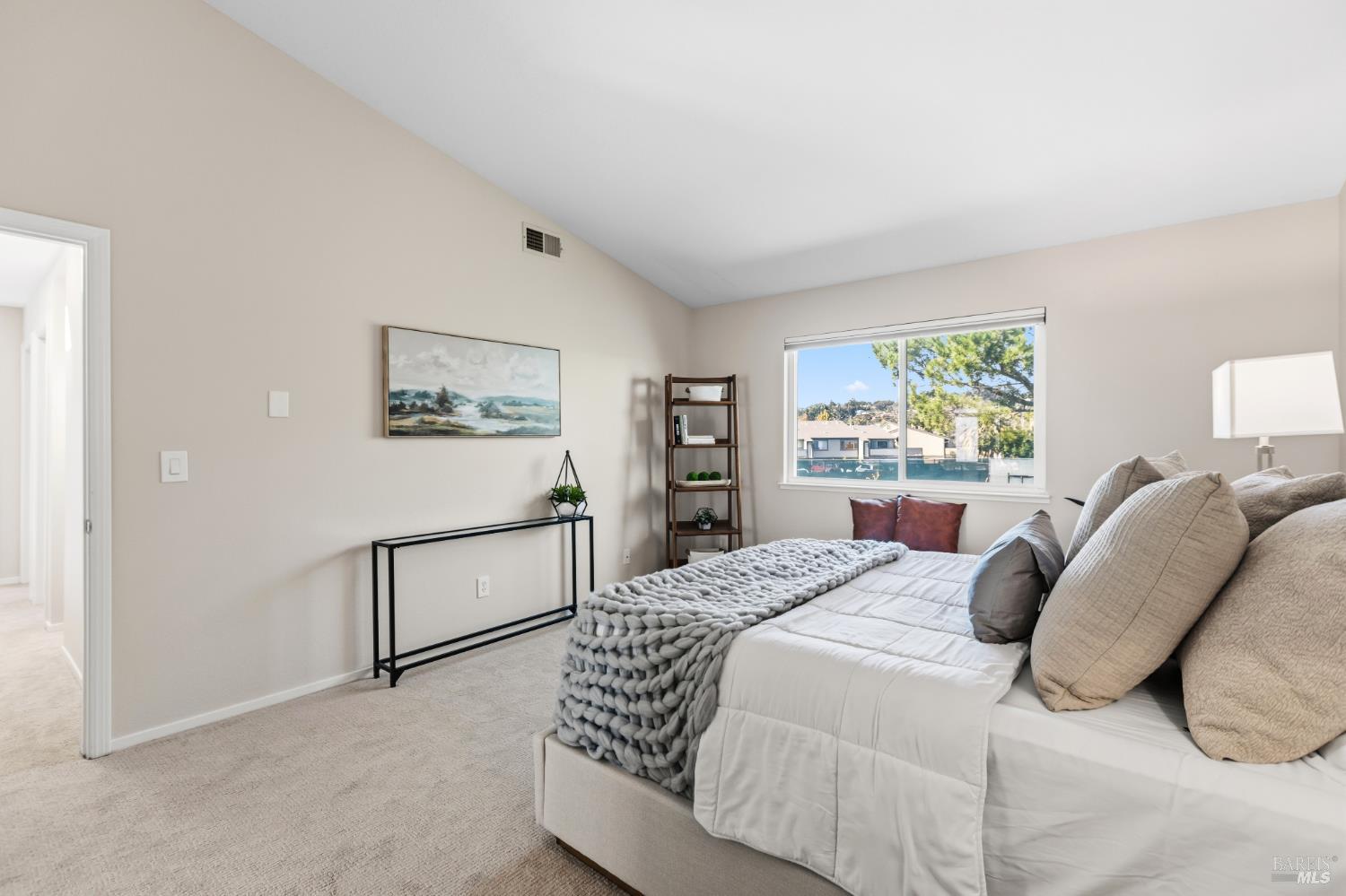 Detail Gallery Image 20 of 28 For 14 Portsmouth Cv, San Rafael,  CA 94901 - 3 Beds | 2/1 Baths