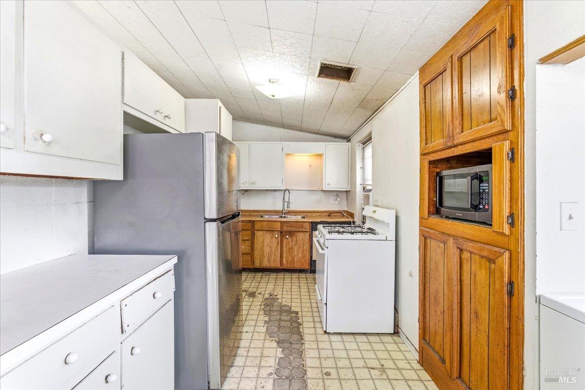 Detail Gallery Image 16 of 27 For 1121 Ferris Dr, Novato,  CA 94945 - 3 Beds | 2 Baths