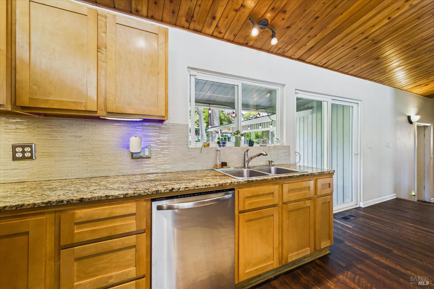 Detail Gallery Image 13 of 31 For 2305 Harris St, Eureka,  CA 95503 - 3 Beds | 2 Baths