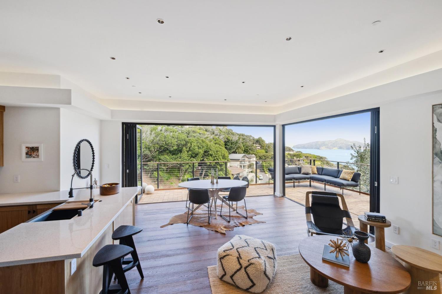 Detail Gallery Image 2 of 37 For 448 Sausalito Blvd, Sausalito,  CA 94965 - 2 Beds | 2 Baths