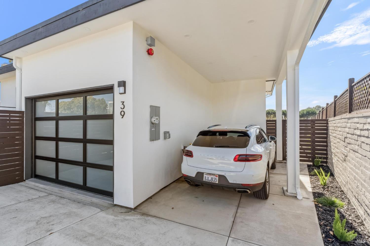 Detail Gallery Image 6 of 81 For 39 Strawberry Cir, Mill Valley,  CA 94941 - 4 Beds | 4 Baths