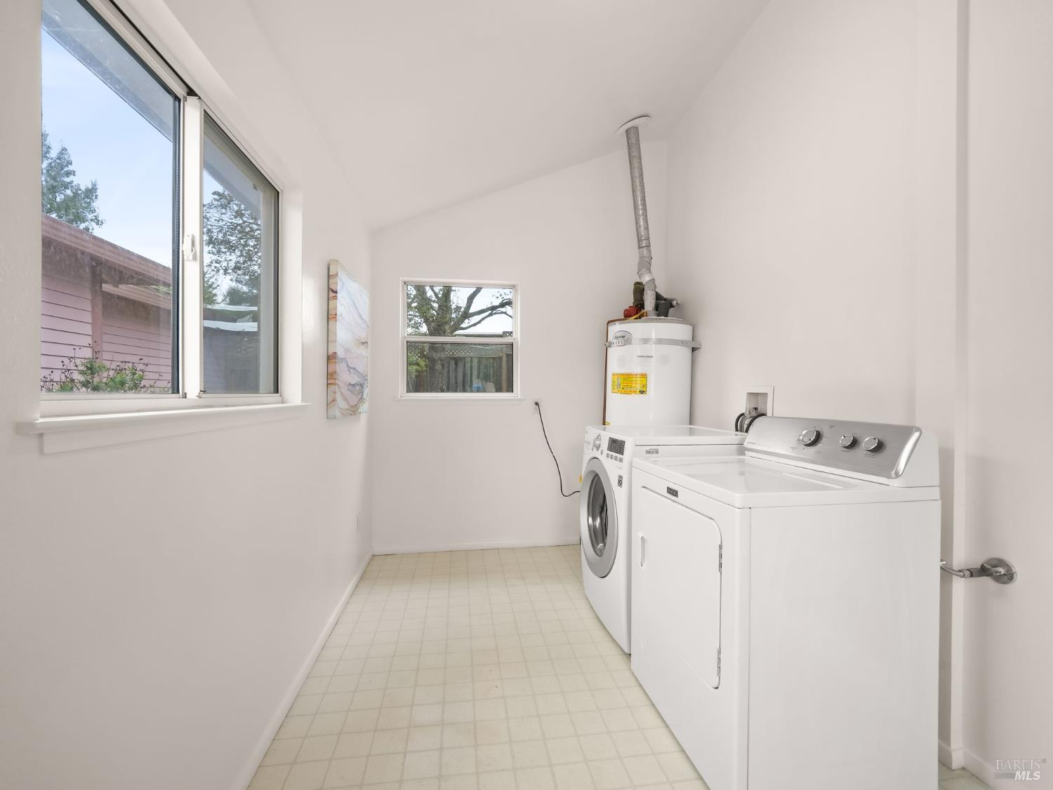 Detail Gallery Image 13 of 27 For 16 Cherry Hill Ln, Novato,  CA 94945 - 2 Beds | 2 Baths