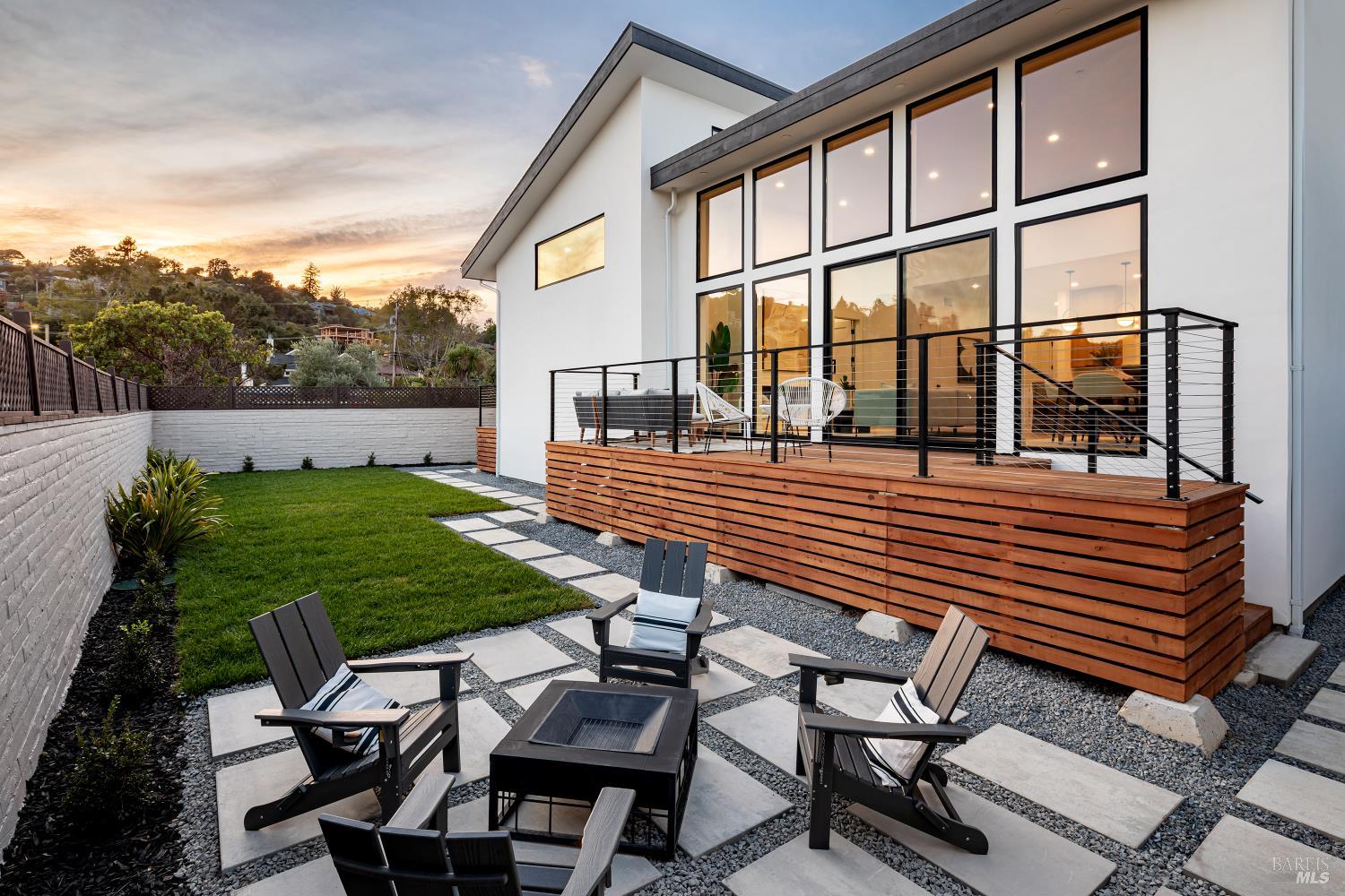 Detail Gallery Image 3 of 81 For 39 Strawberry Cir, Mill Valley,  CA 94941 - 4 Beds | 4 Baths