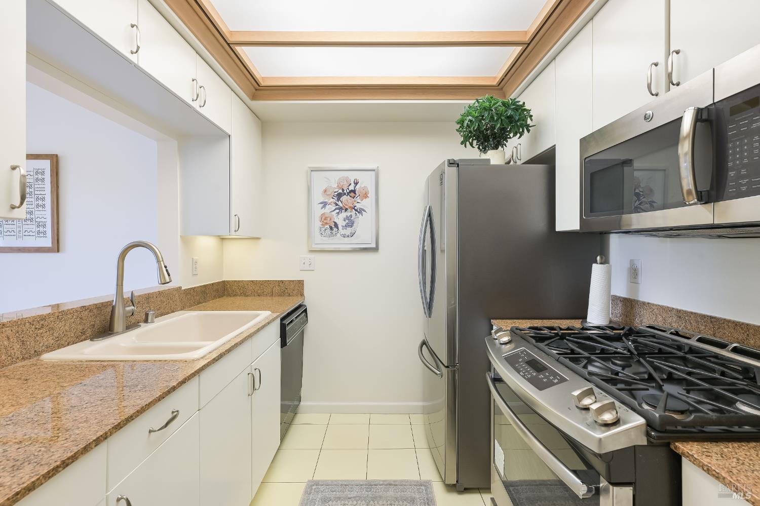 Detail Gallery Image 2 of 18 For 600 Deer Valley Rd 3e,  San Rafael,  CA 94903 - 1 Beds | 1 Baths