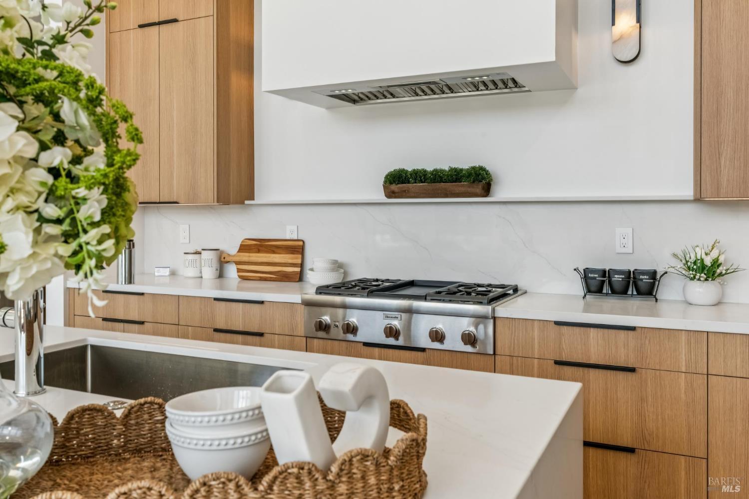 Detail Gallery Image 18 of 81 For 39 Strawberry Cir, Mill Valley,  CA 94941 - 4 Beds | 4 Baths