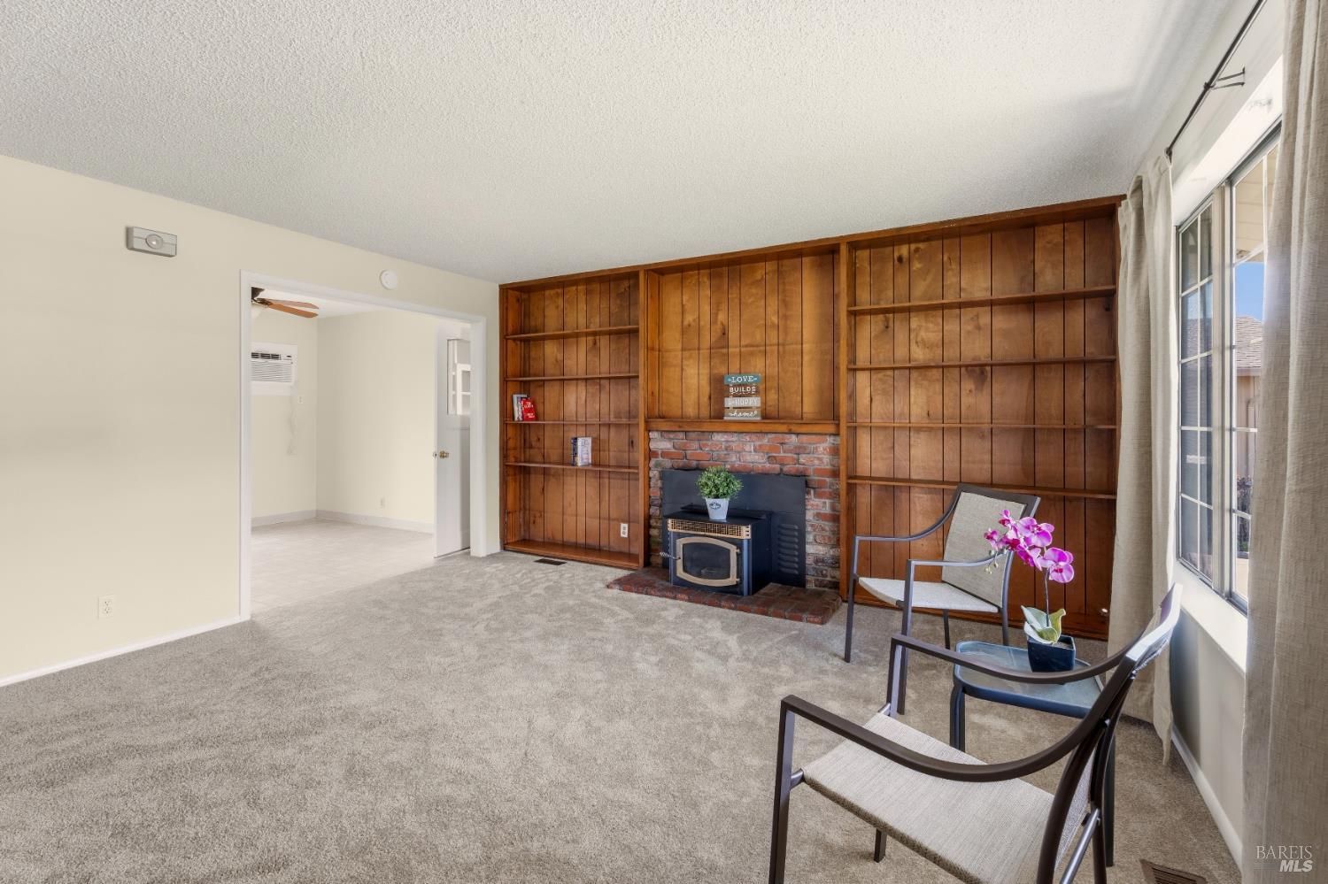 Detail Gallery Image 5 of 26 For 265 Oak Manor Dr, Ukiah,  CA 95482 - 3 Beds | 1/1 Baths