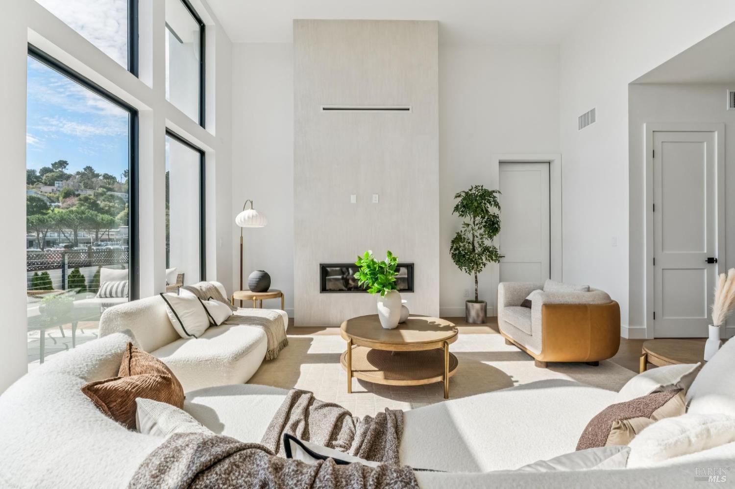 Detail Gallery Image 22 of 81 For 39 Strawberry Cir, Mill Valley,  CA 94941 - 4 Beds | 4 Baths