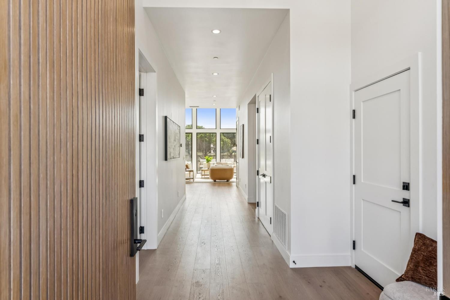 Detail Gallery Image 8 of 81 For 39 Strawberry Cir, Mill Valley,  CA 94941 - 4 Beds | 4 Baths