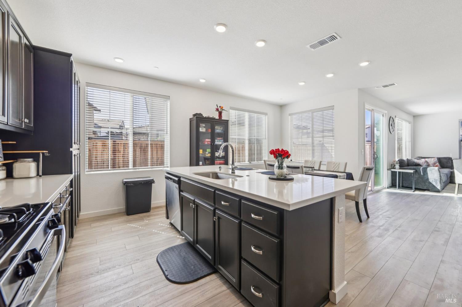 Detail Gallery Image 14 of 54 For 2464 Lake Club Dr, Fairfield,  CA 94533 - 4 Beds | 3/1 Baths