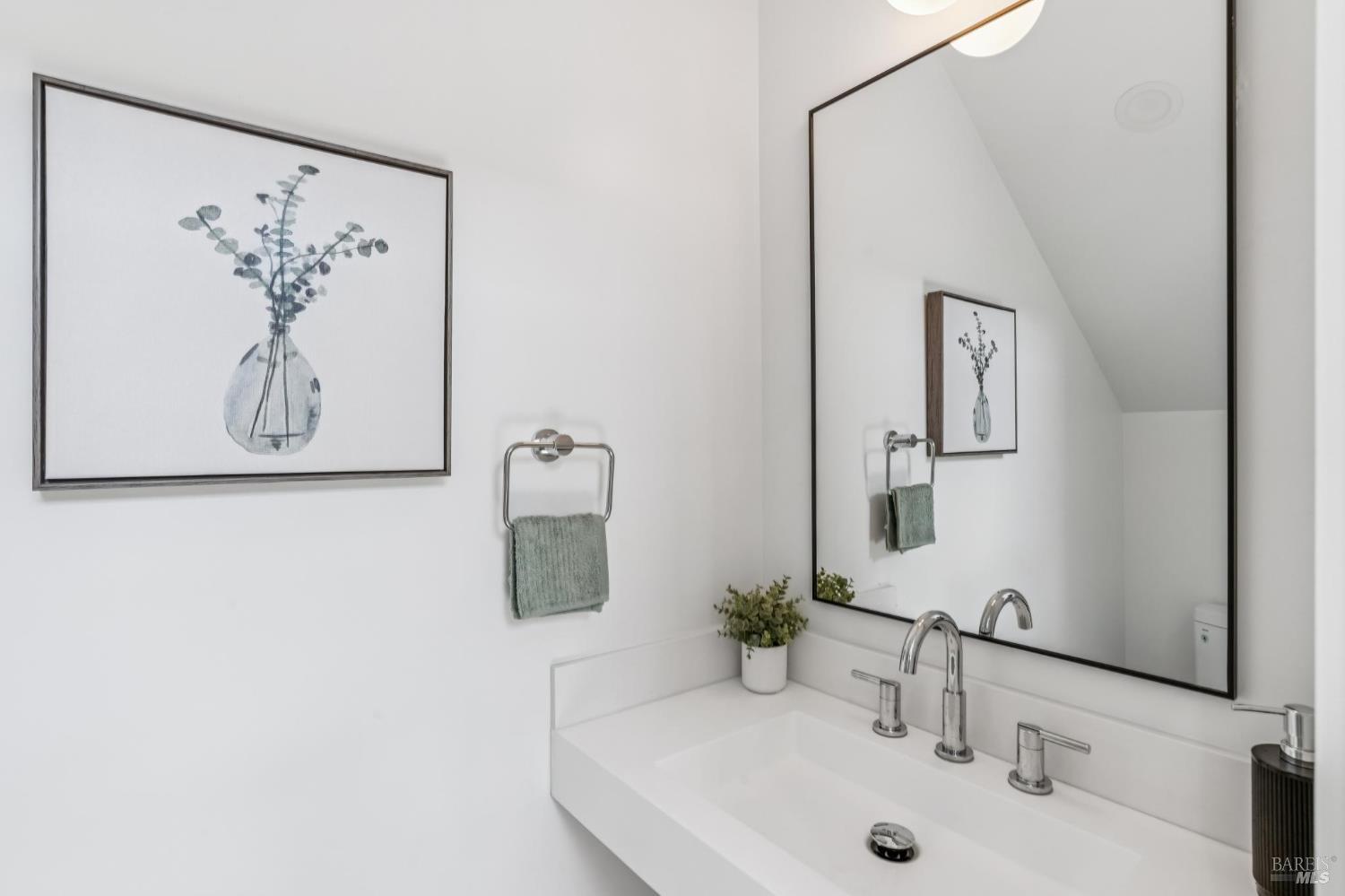 Detail Gallery Image 72 of 81 For 39 Strawberry Cir, Mill Valley,  CA 94941 - 4 Beds | 4 Baths