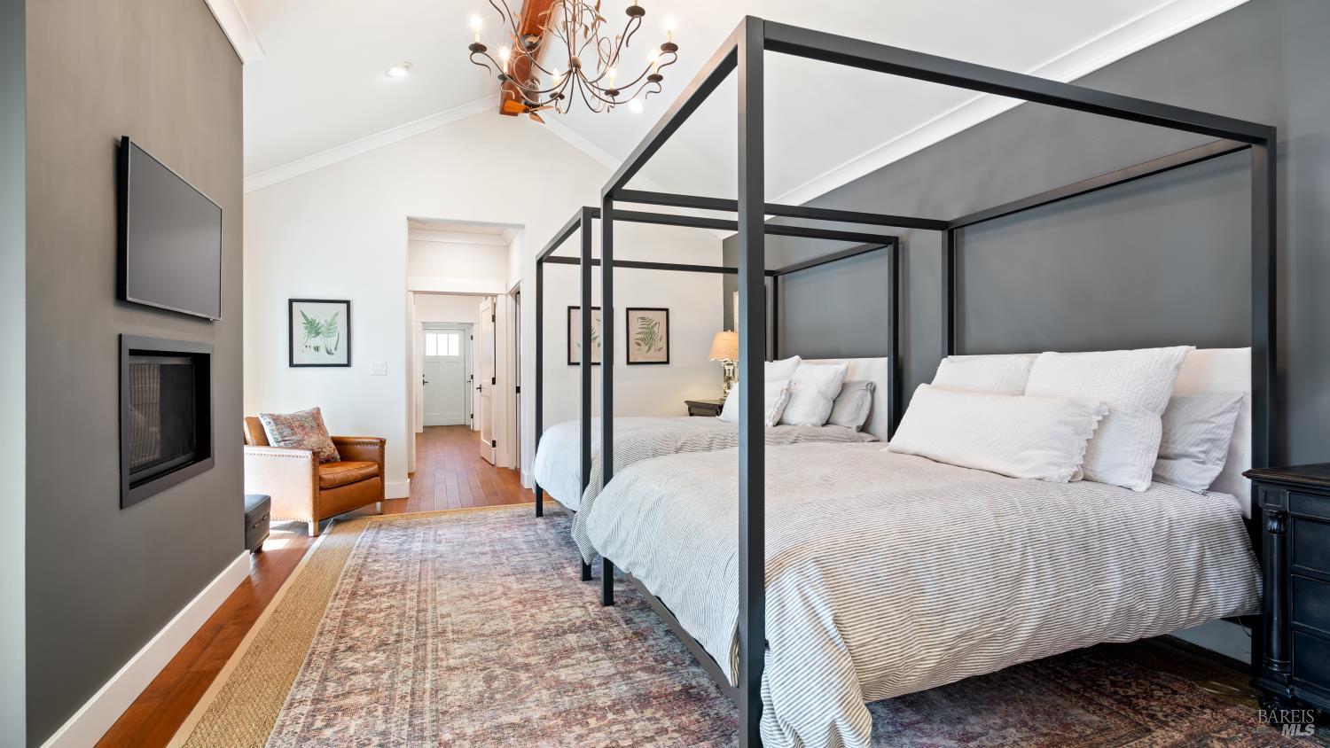 Detail Gallery Image 12 of 30 For 699 Grove St, Healdsburg,  CA 95448 - 4 Beds | 3 Baths