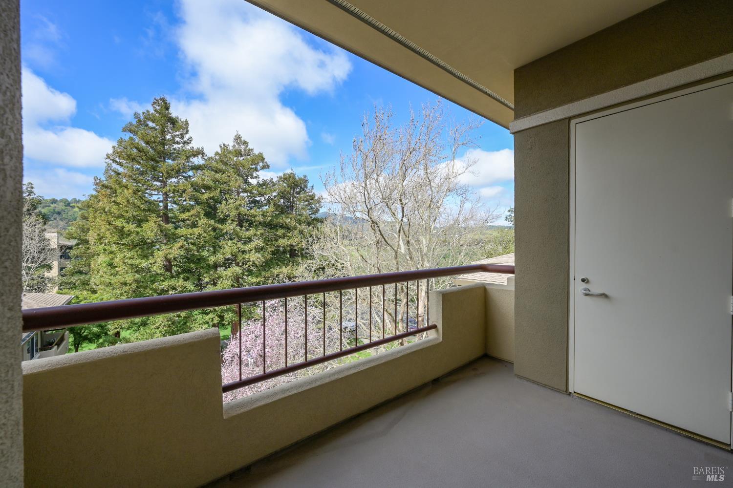 Detail Gallery Image 3 of 18 For 600 Deer Valley Rd 3e,  San Rafael,  CA 94903 - 1 Beds | 1 Baths