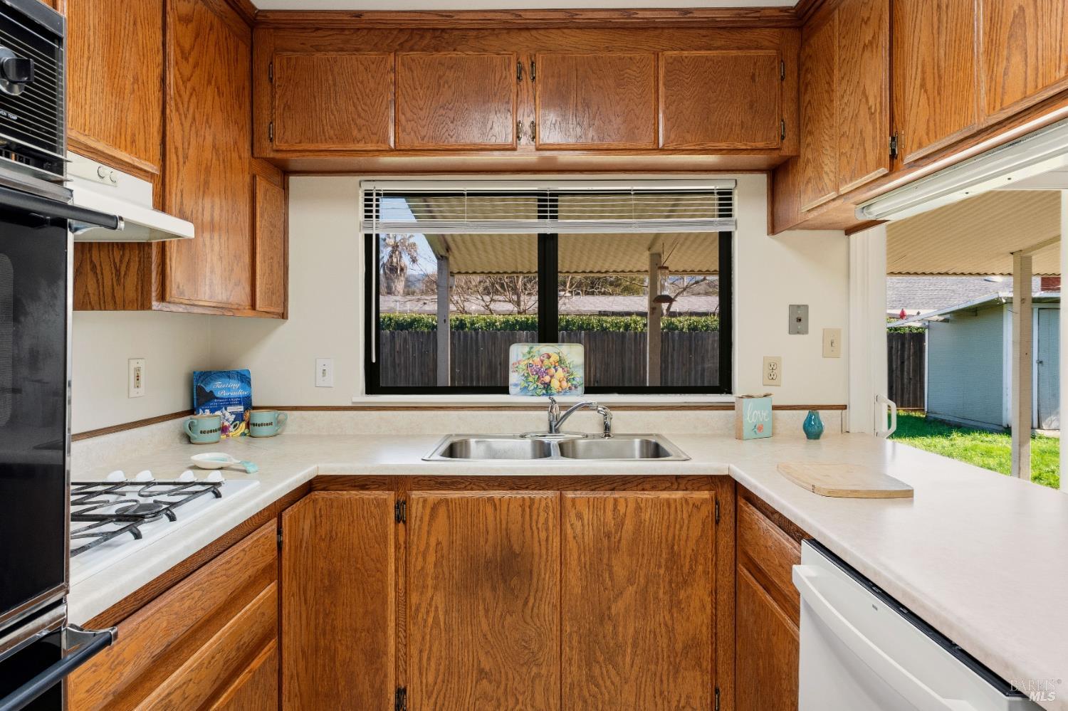 Detail Gallery Image 8 of 26 For 265 Oak Manor Dr, Ukiah,  CA 95482 - 3 Beds | 1/1 Baths